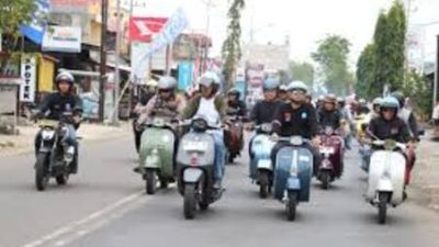 Pawai Kemerdekaan Komunitas Vespa Semarakkan HUT ke-80 RI di Sidrap